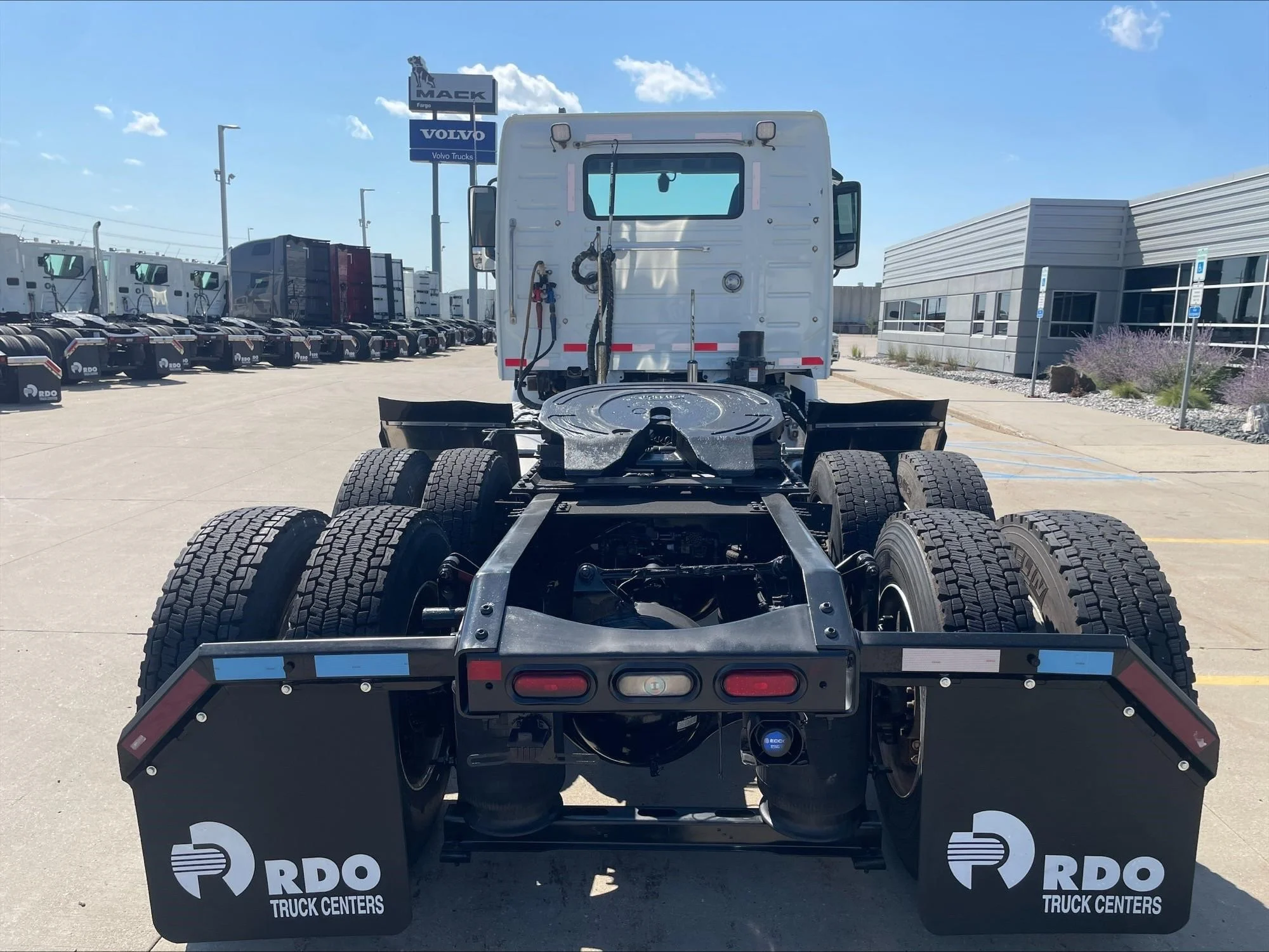 2020 Volvo VNR 640 — photo 4