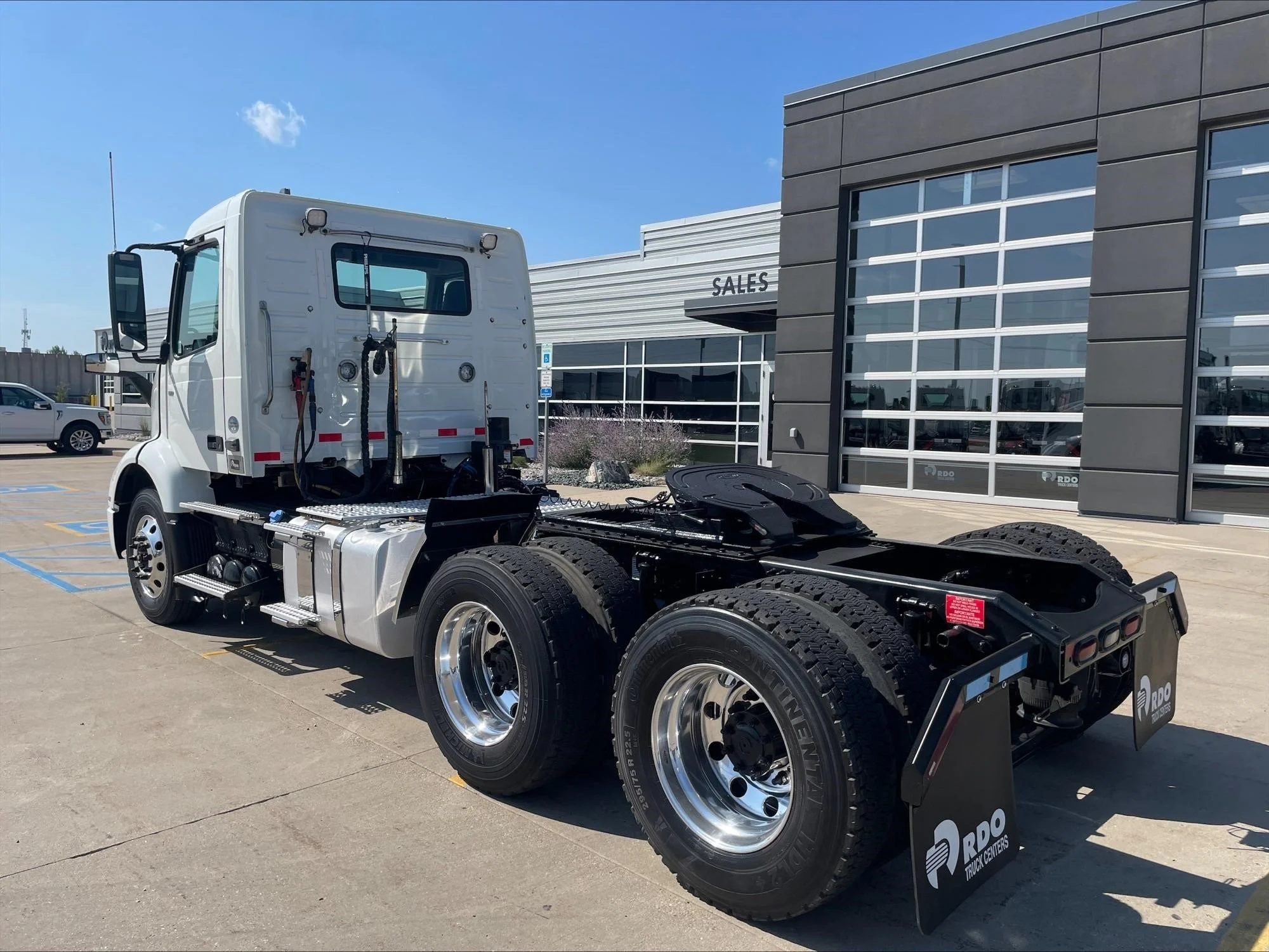 2020 Volvo VNR 640 — photo 3