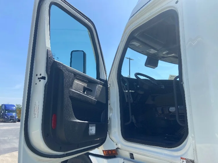 2022 Freightliner Cascadia in San Antonio, TX — photo 9
