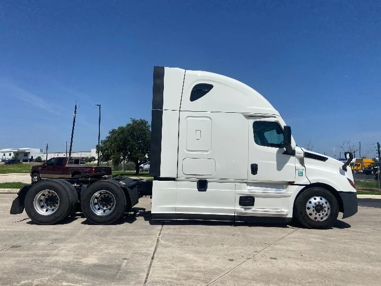 2022 Freightliner Cascadia in San Antonio, TX — photo 8