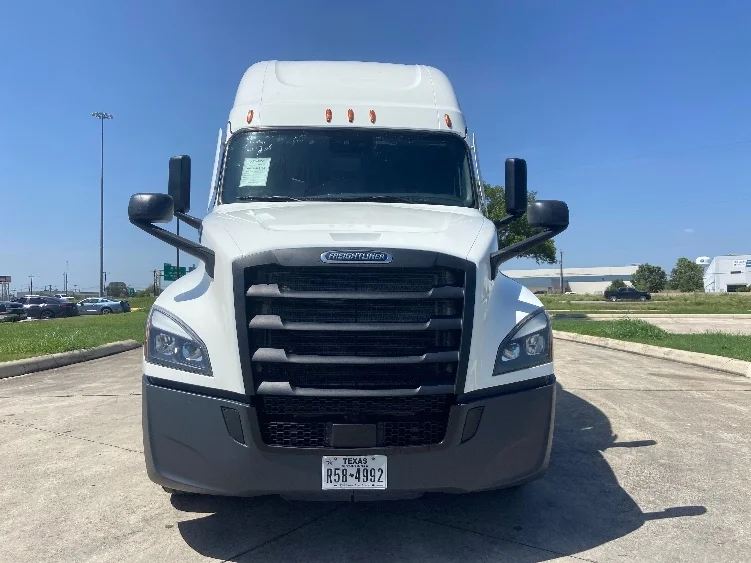 2022 Freightliner Cascadia in San Antonio, TX — photo 2