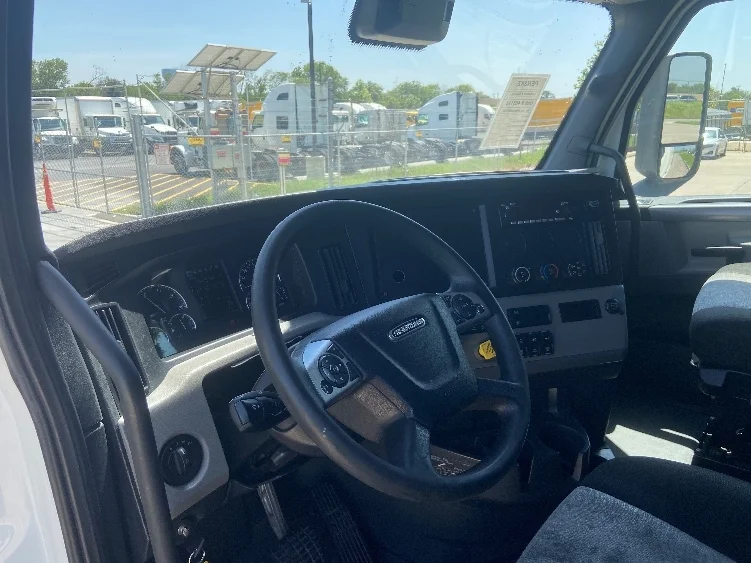 2022 Freightliner Cascadia in San Antonio, TX — photo 10