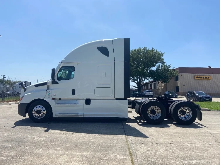 2022 Freightliner Cascadia in San Antonio, TX — photo 4