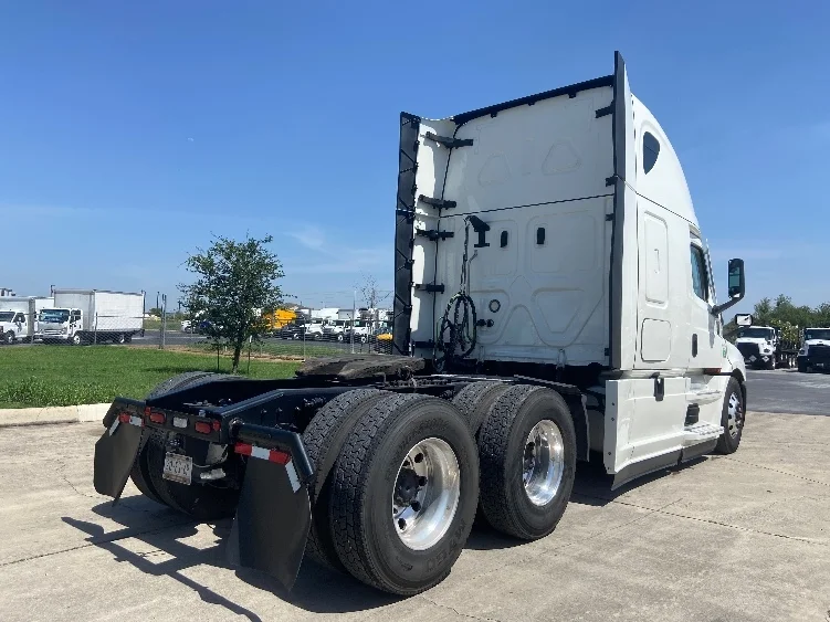2022 Freightliner Cascadia in San Antonio, TX — photo 7