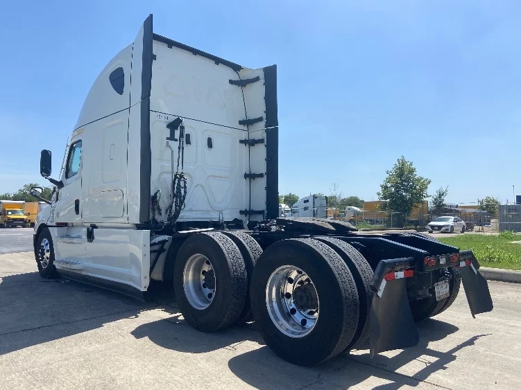 2022 Freightliner Cascadia in San Antonio, TX — photo 5