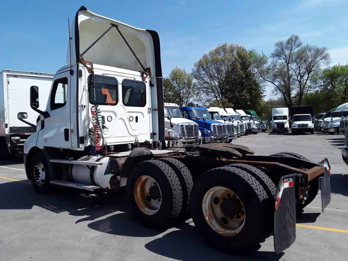 2019 Freightliner Cascadia - image 6