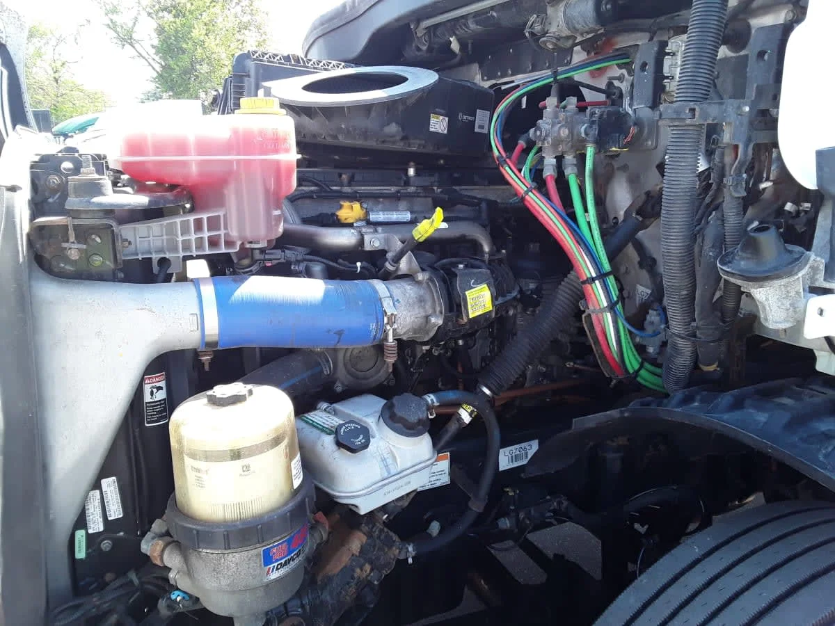 2019 Freightliner Cascadia - image 8