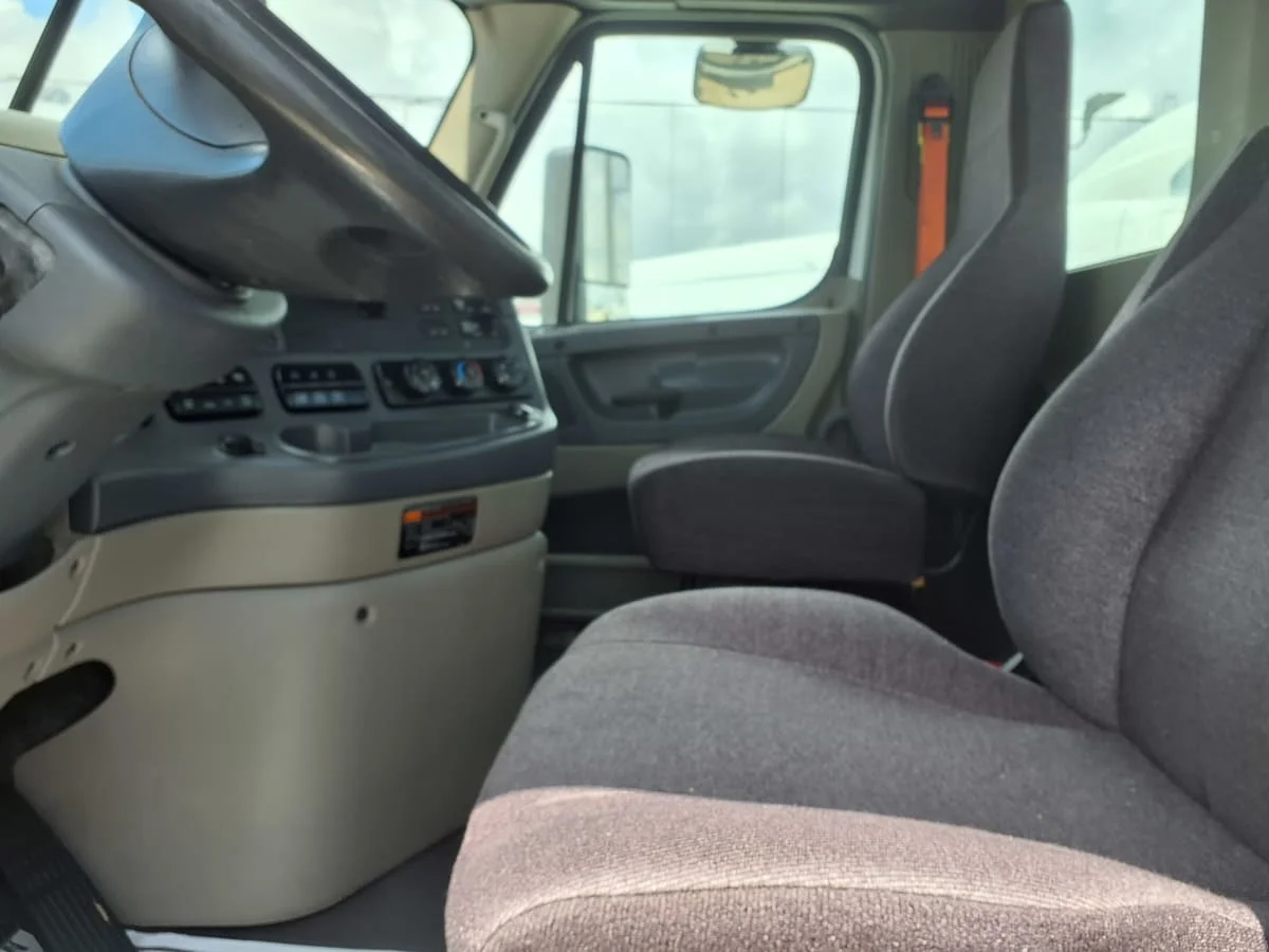 2020 Freightliner Cascadia in Davie, FL — photo 7