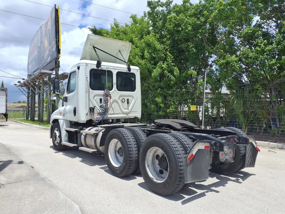 2020 Freightliner Cascadia in Davie, FL — photo 6