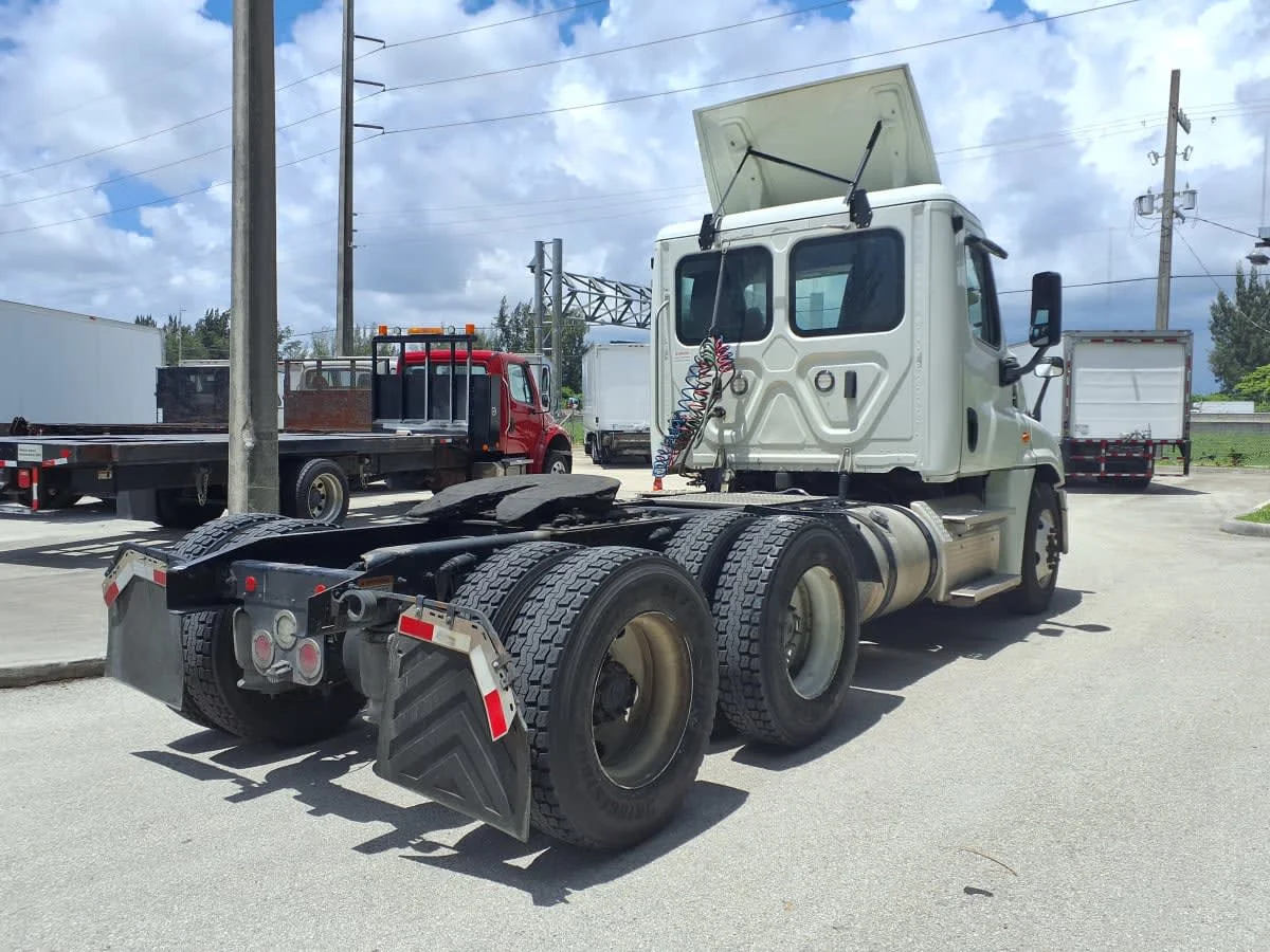 2020 Freightliner Cascadia in Davie, FL — photo 4