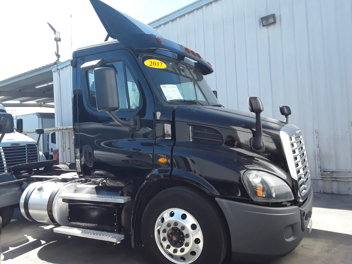 2017 Freightliner Cascadia - image 3