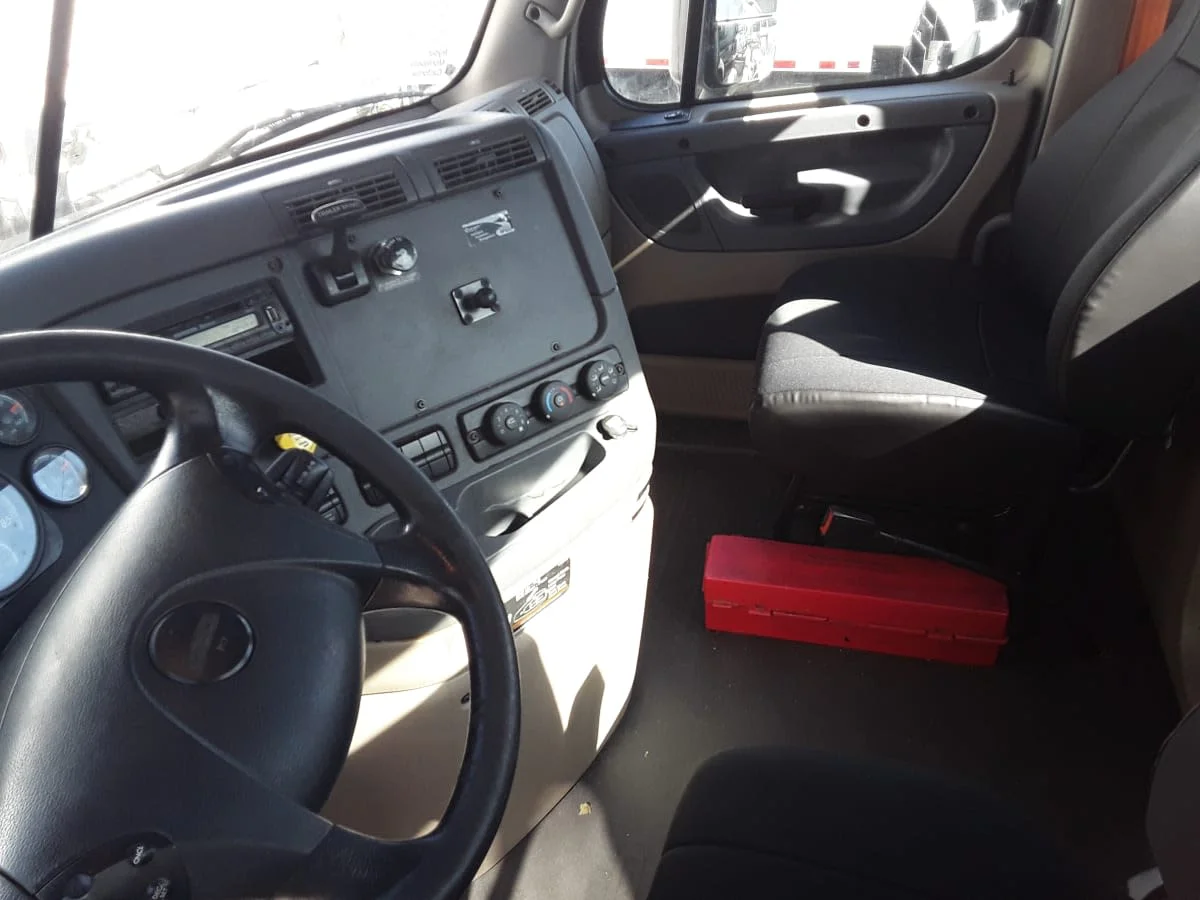 2017 Freightliner Cascadia - image 7