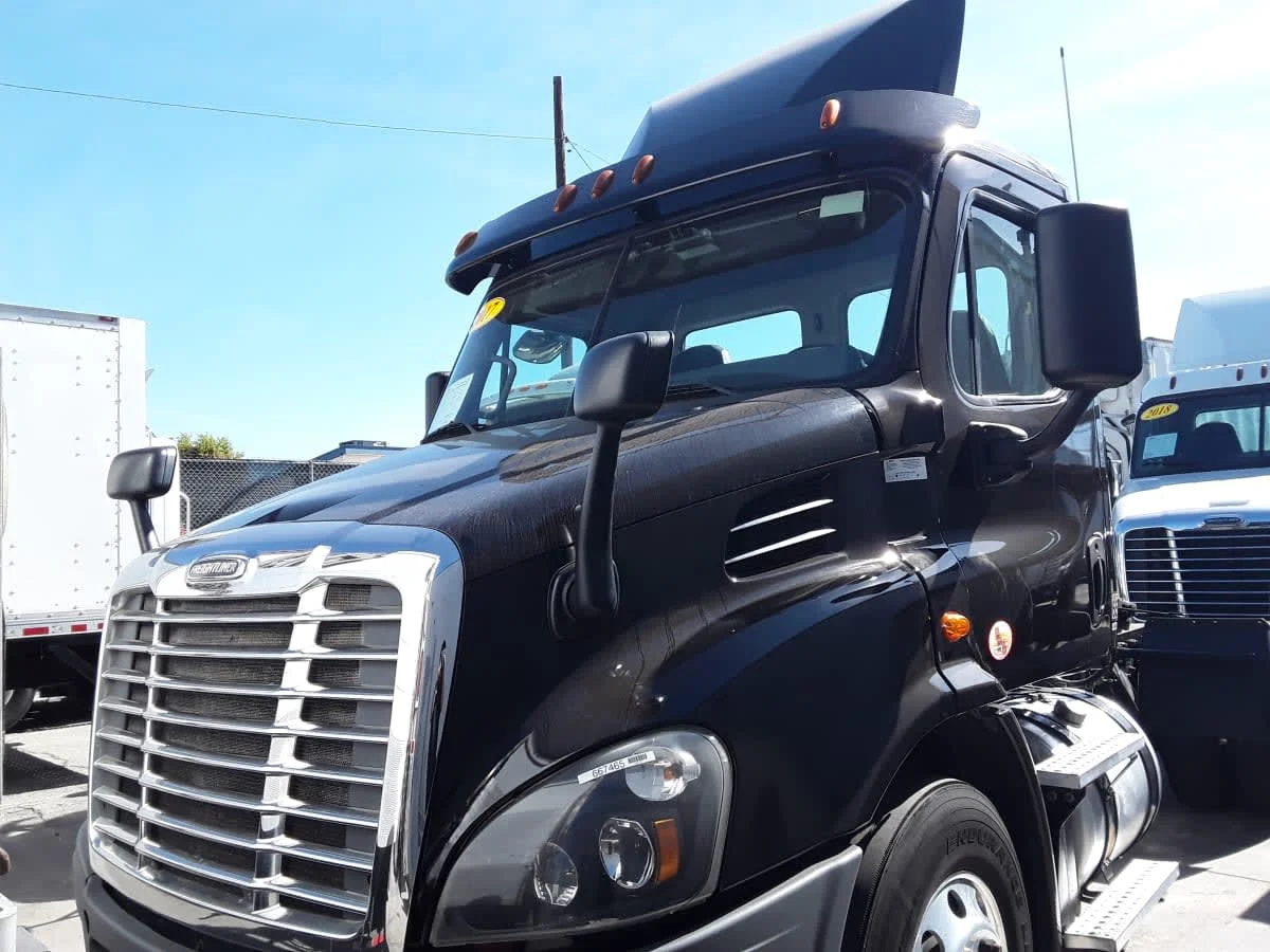 2017 Freightliner Cascadia - image 2