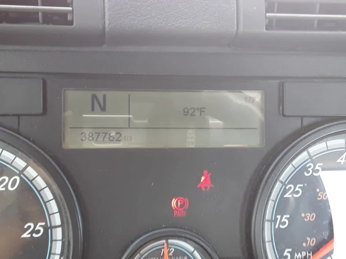 2017 Freightliner Cascadia - image 9