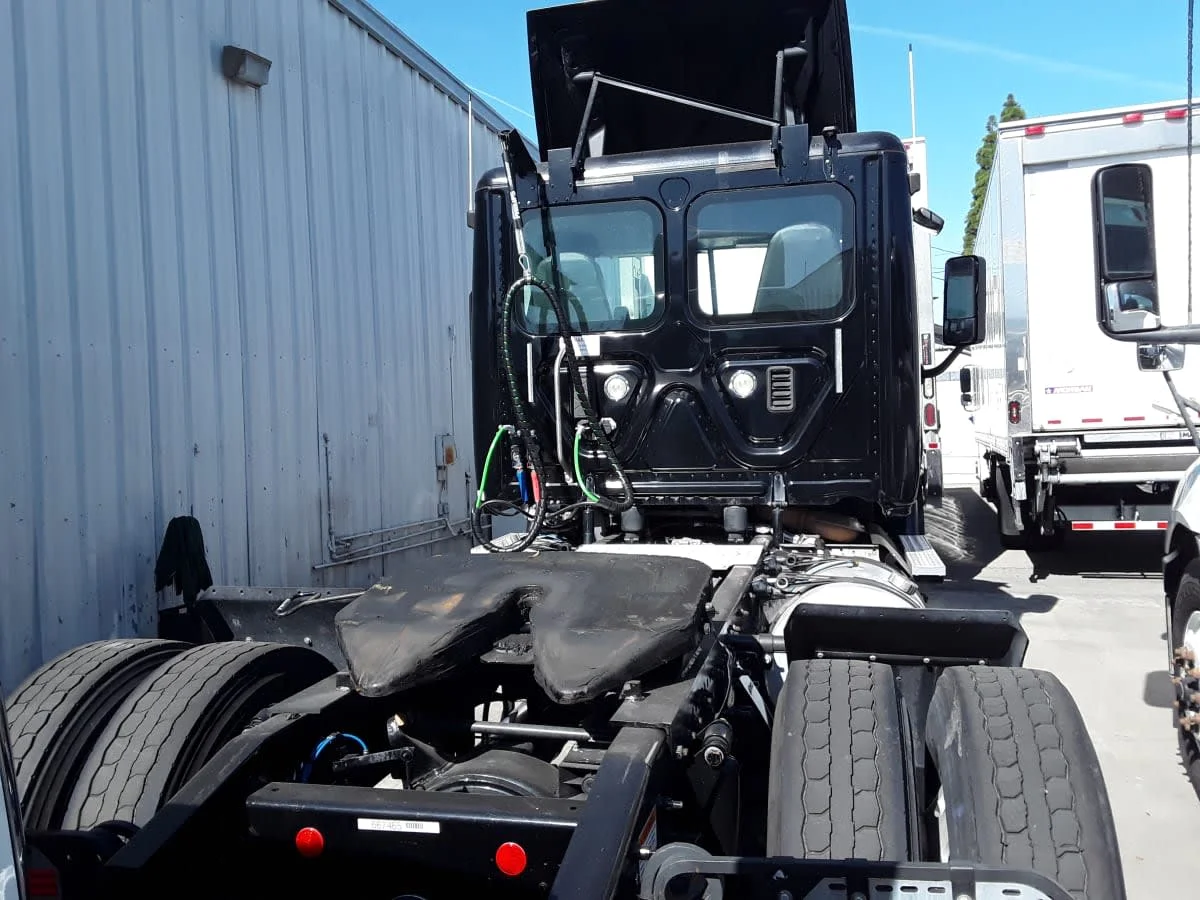 2017 Freightliner Cascadia - image 5