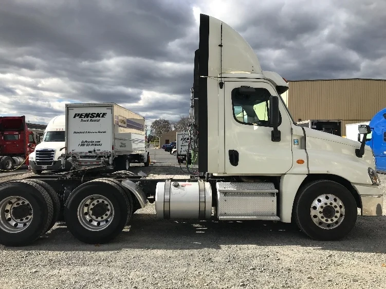 2019 Freightliner Cascadia - image 8