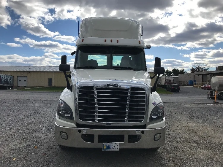 2019 Freightliner Cascadia - image 2