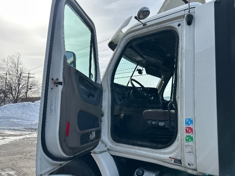 2017 Freightliner Cascadia - image 9