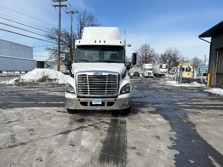 2017 Freightliner Cascadia - image 2