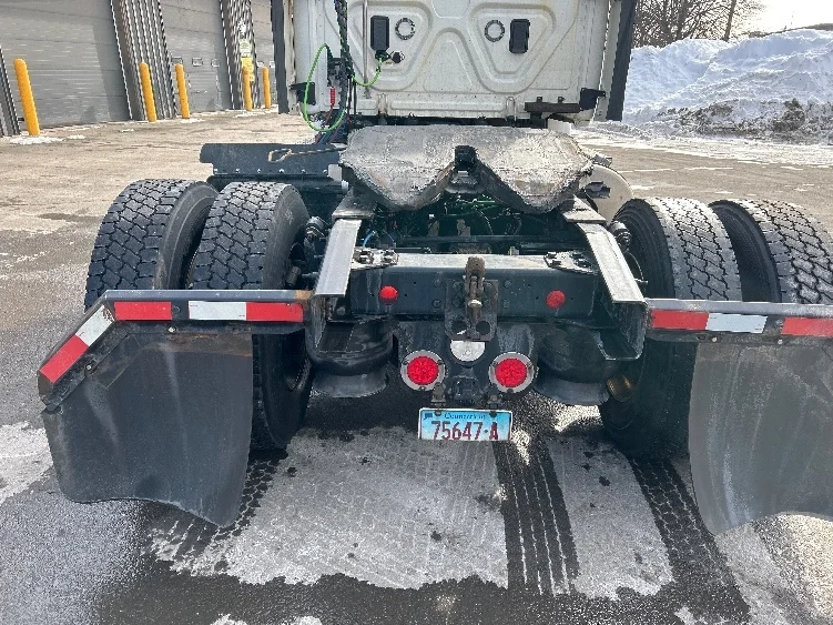 2017 Freightliner Cascadia - image 6