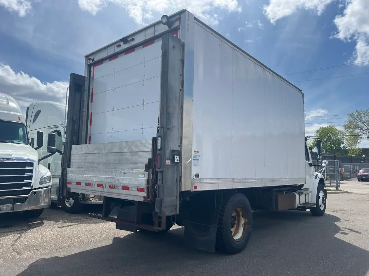 2016 Freightliner M2 106 in Minneapolis, MN — photo 4