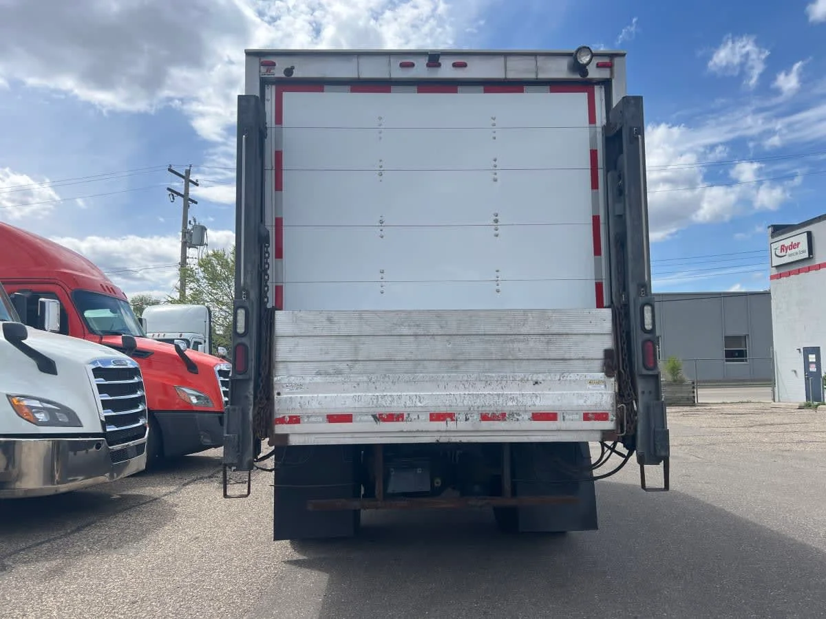 2016 Freightliner M2 106 in Minneapolis, MN — photo 5