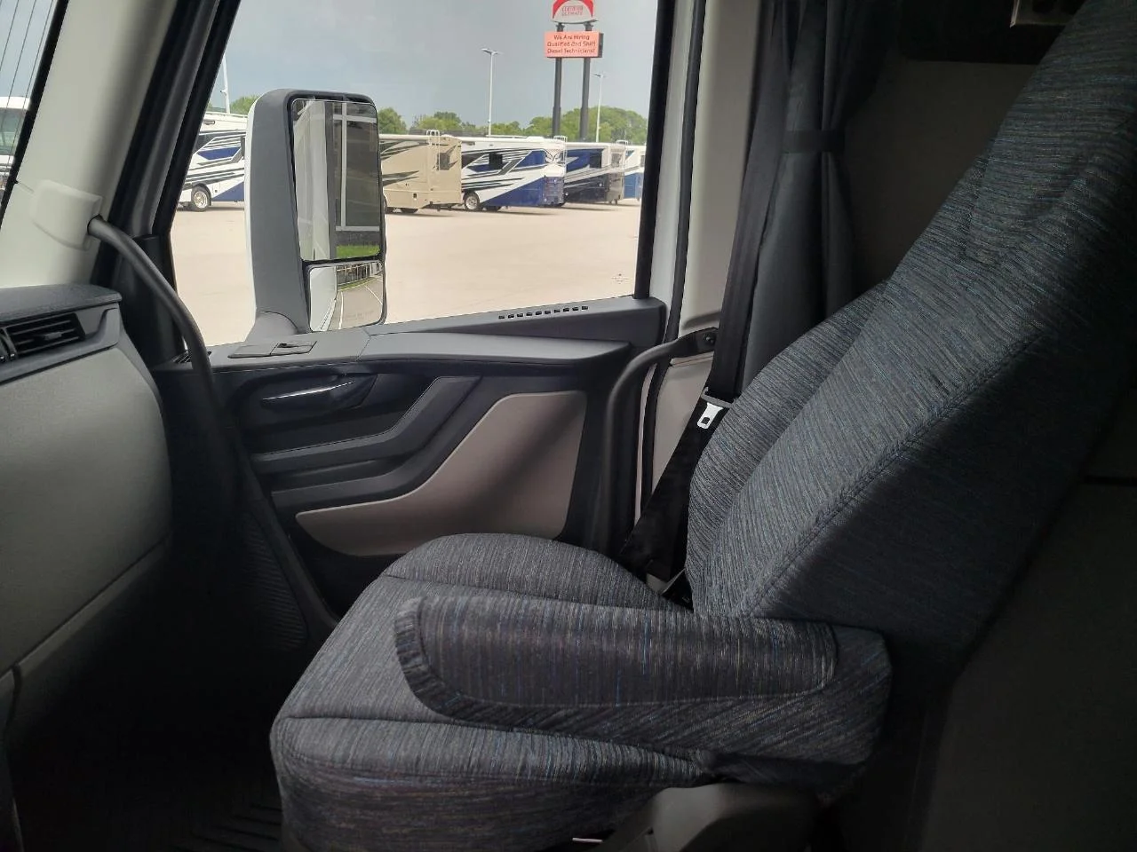 2027 Volvo VNL 860 in Pendleton, IN — photo 13