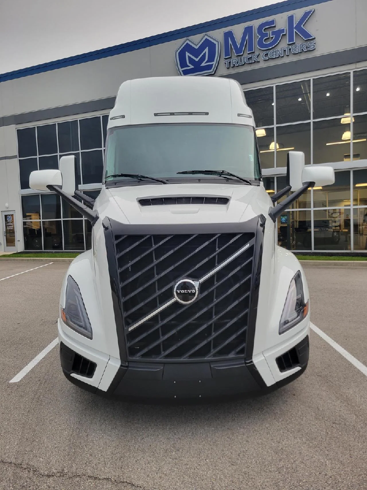 2027 Volvo VNL 860 in Pendleton, IN — photo 8
