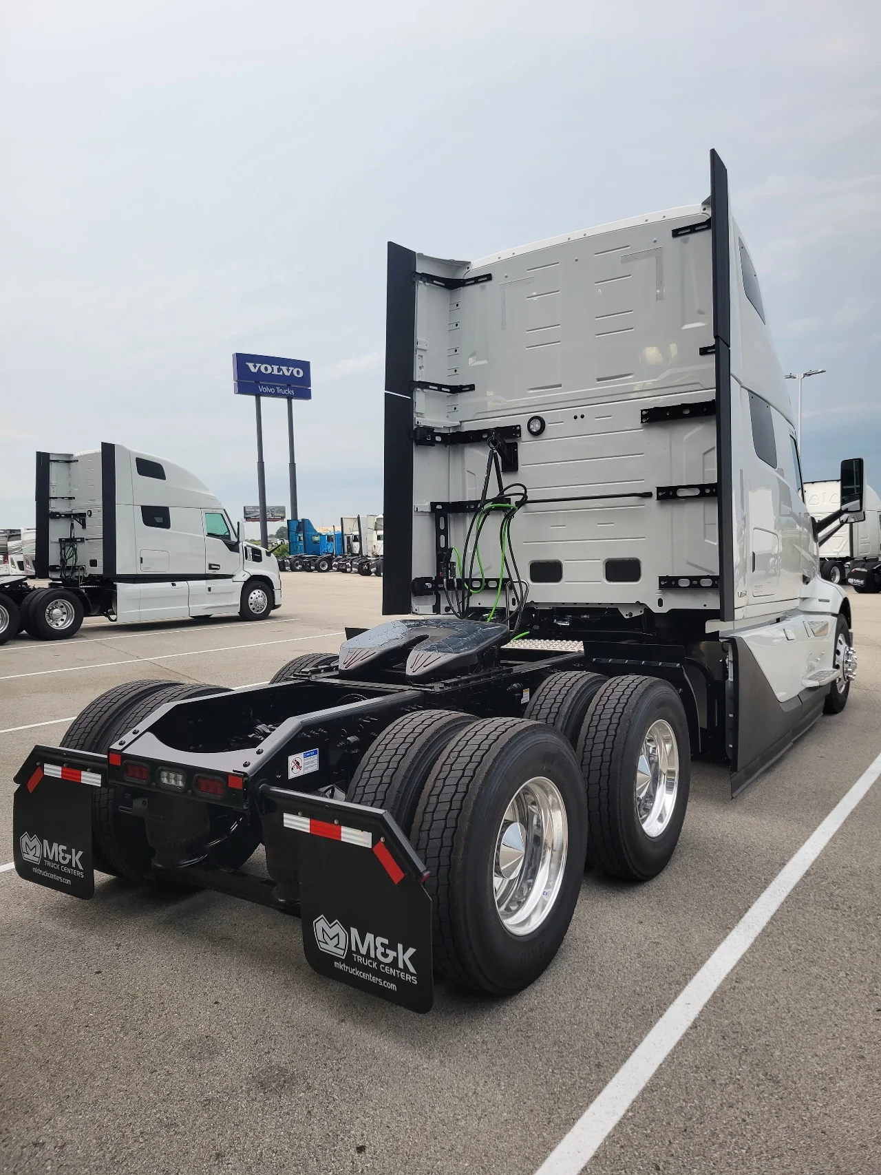 2027 Volvo VNL 860 in Pendleton, IN — photo 3