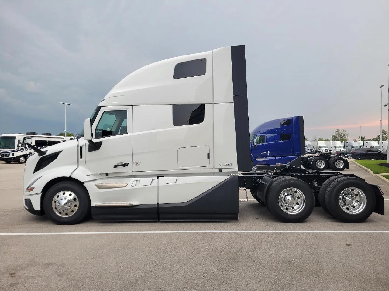 2027 Volvo VNL 860 in Pendleton, IN — photo 6