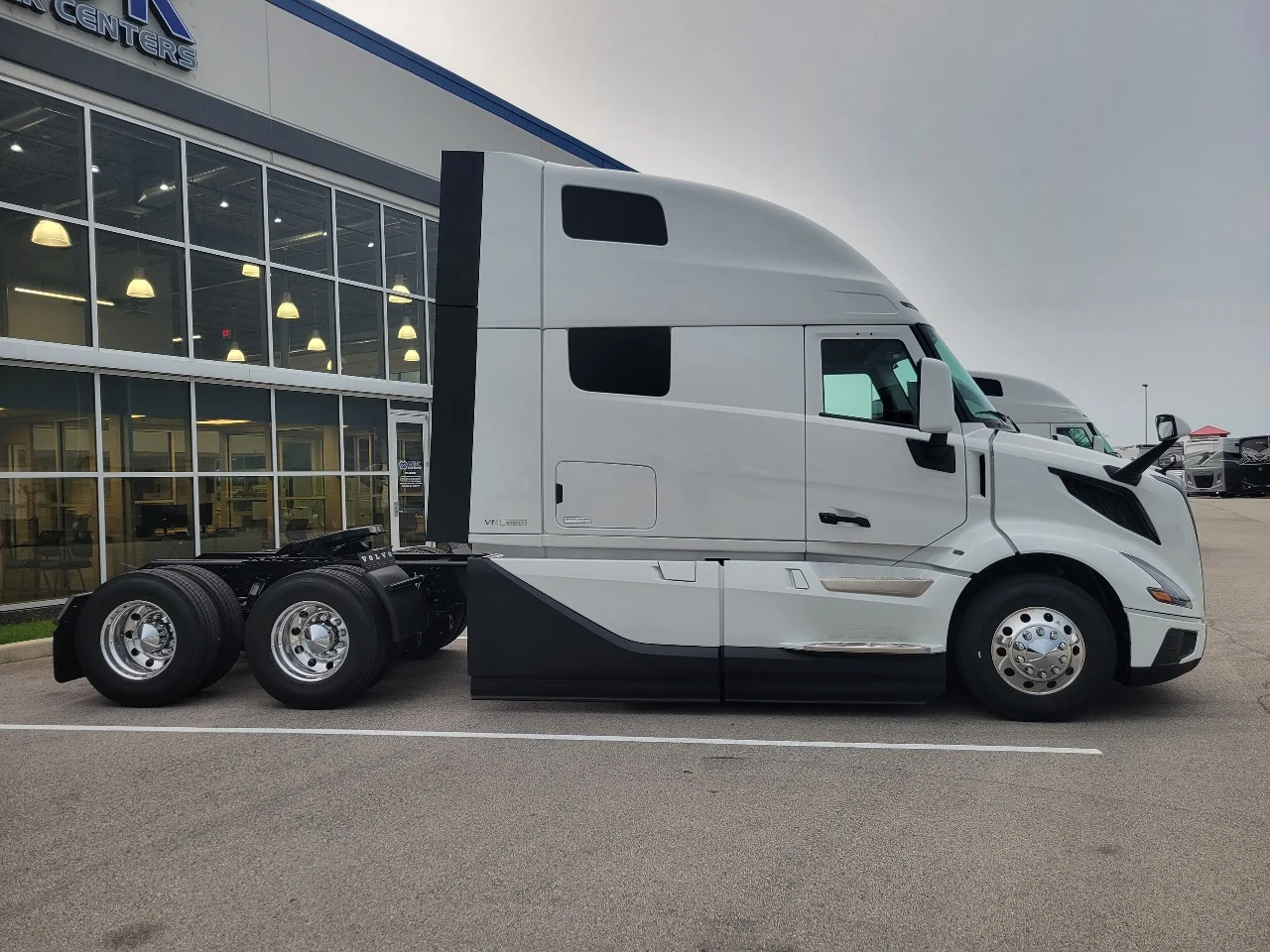 2027 Volvo VNL 860 in Pendleton, IN — photo 2