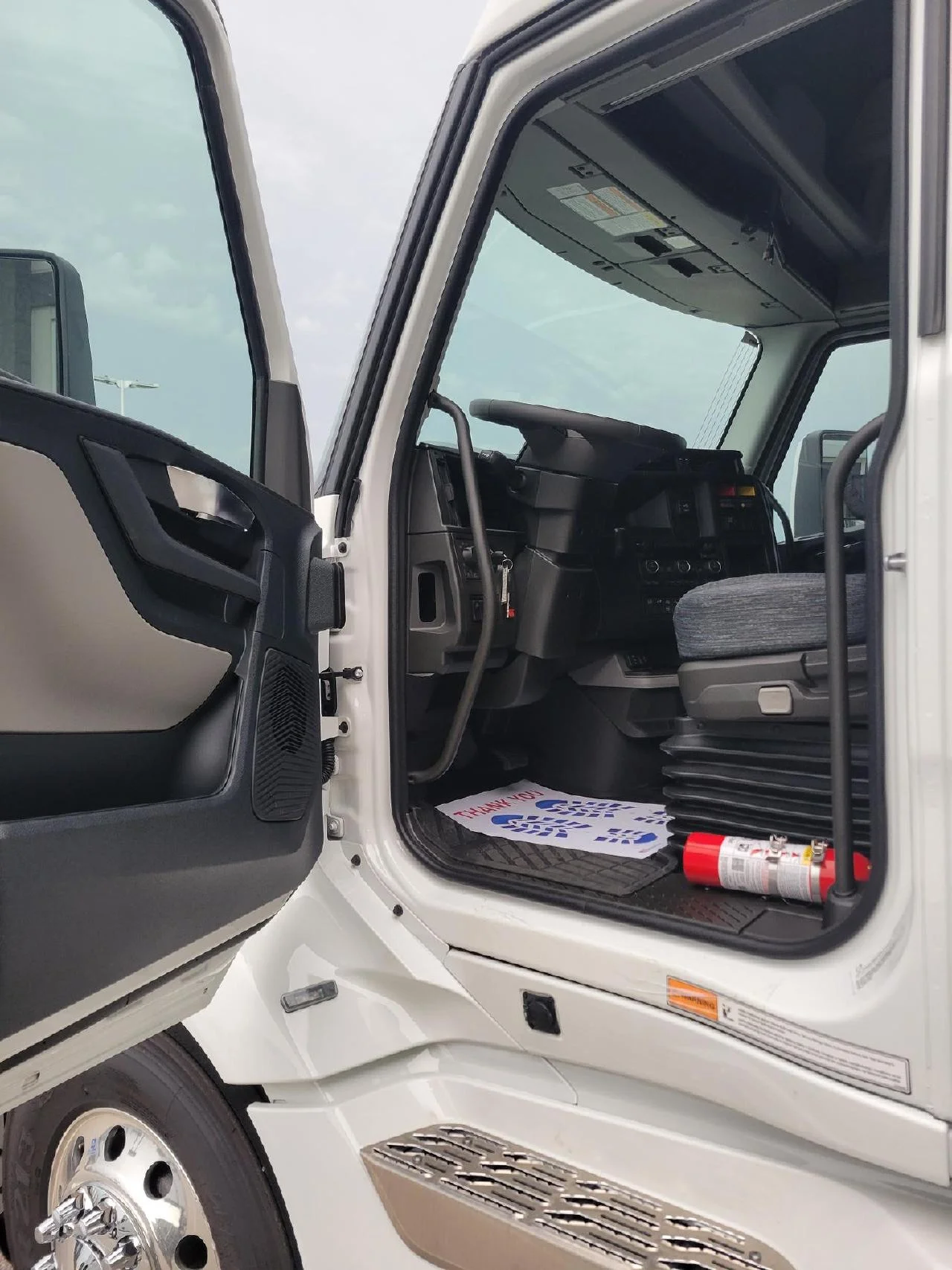 2027 Volvo VNL 860 in Pendleton, IN — photo 9