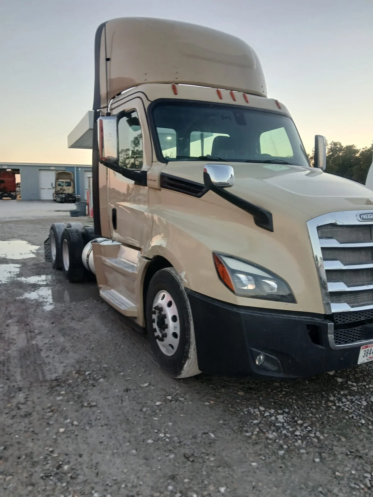 2020 Freightliner Cascadia - image 3
