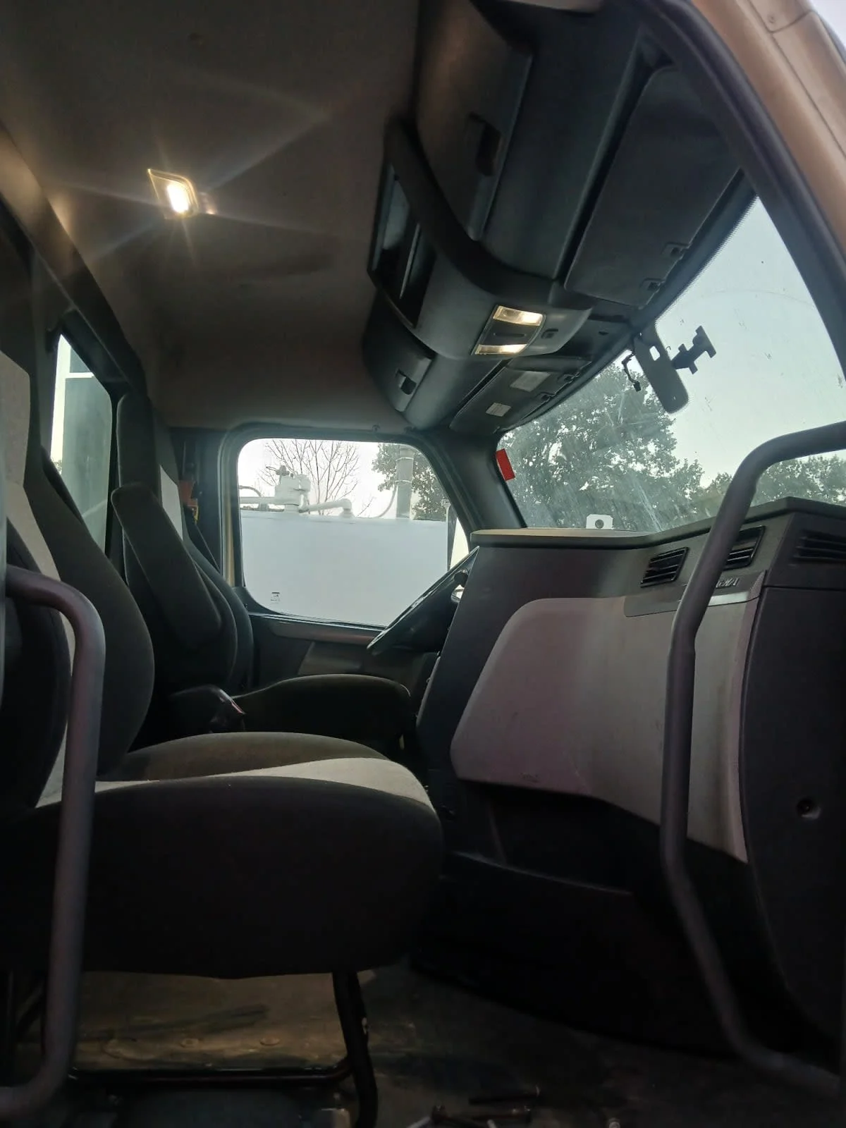 2020 Freightliner Cascadia - image 7