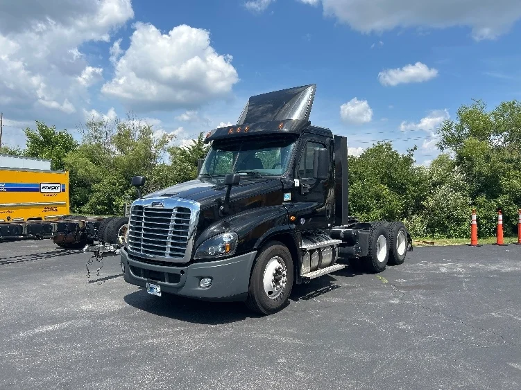 2020 Freightliner Cascadia in Indianapolis, IN — photo 3