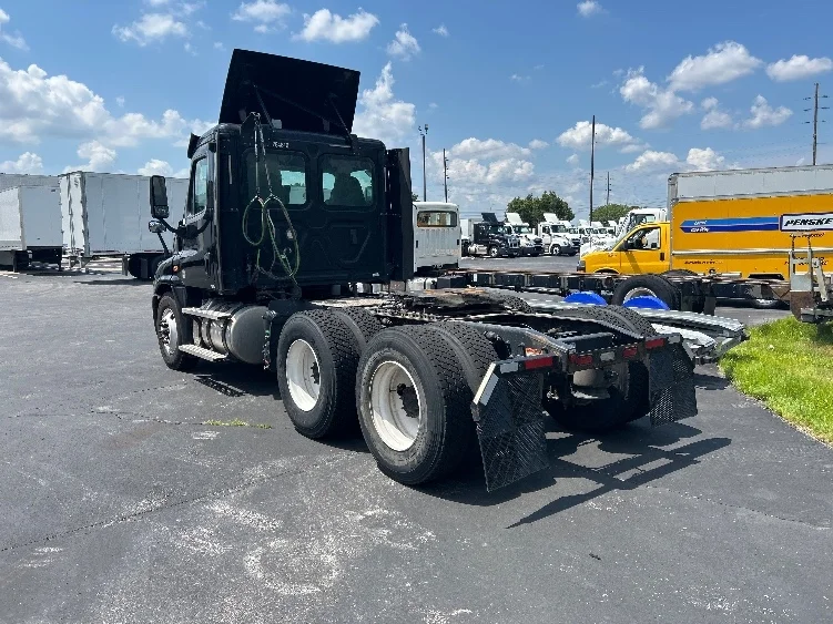 2020 Freightliner Cascadia in Indianapolis, IN — photo 5