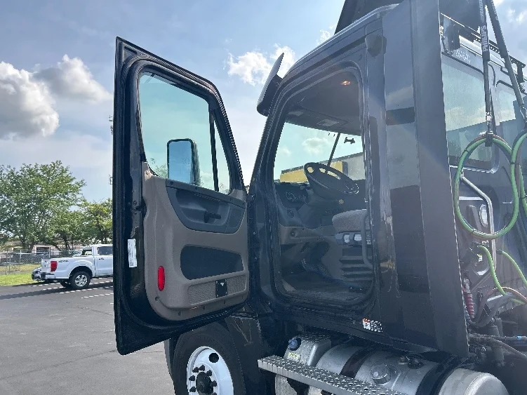 2020 Freightliner Cascadia in Indianapolis, IN — photo 9