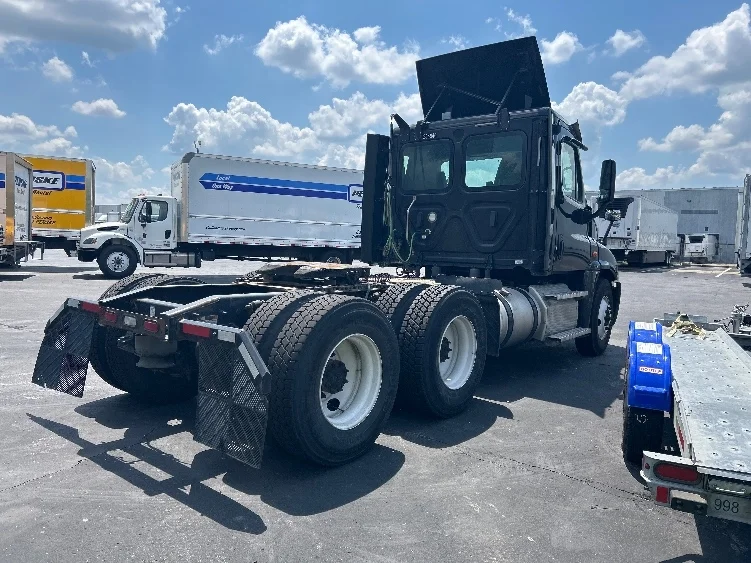 2020 Freightliner Cascadia in Indianapolis, IN — photo 7