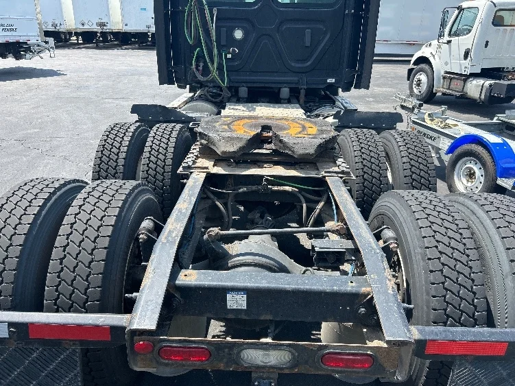 2020 Freightliner Cascadia in Indianapolis, IN — photo 6