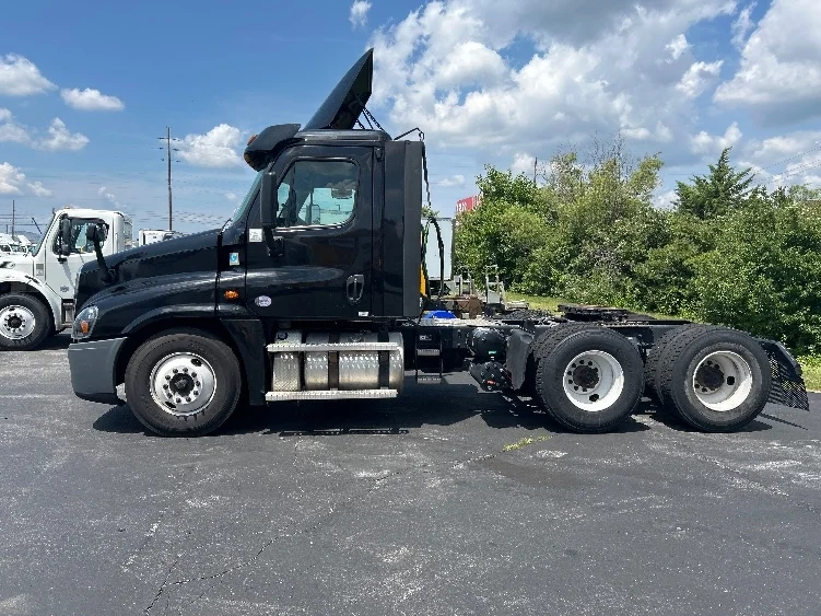 2020 Freightliner Cascadia in Indianapolis, IN — photo 4