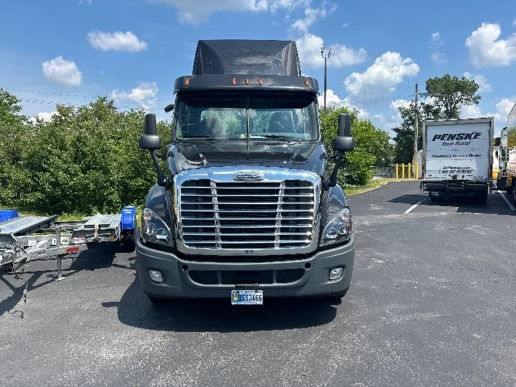 2020 Freightliner Cascadia in Indianapolis, IN — photo 2