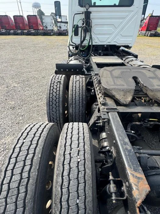 2021 International LT - image 9