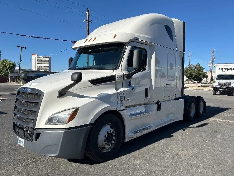 2020 Freightliner Cascadia - image 3