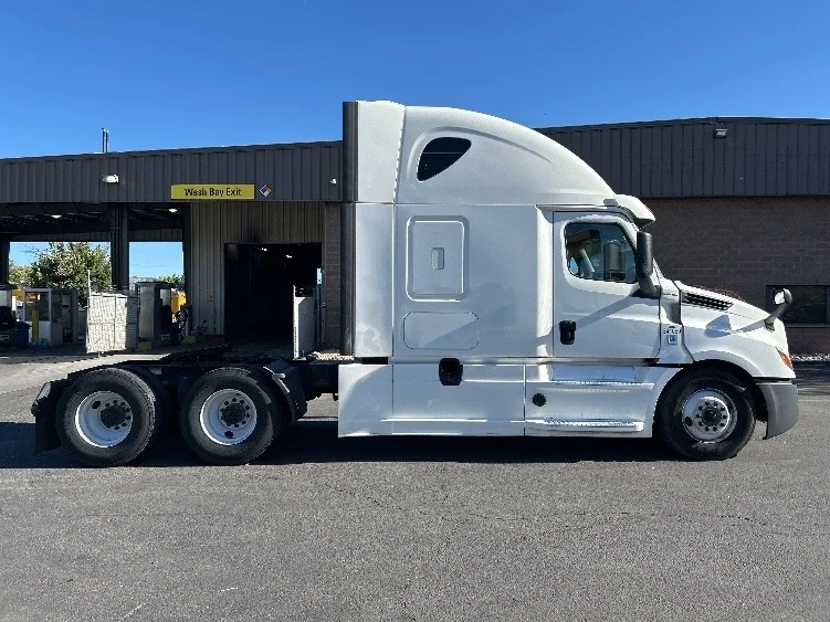 2020 Freightliner Cascadia - image 8