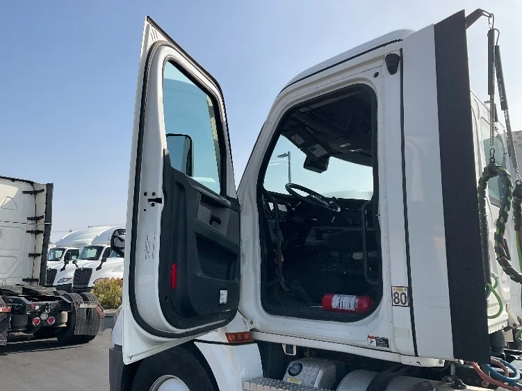2021 Freightliner Cascadia - image 9