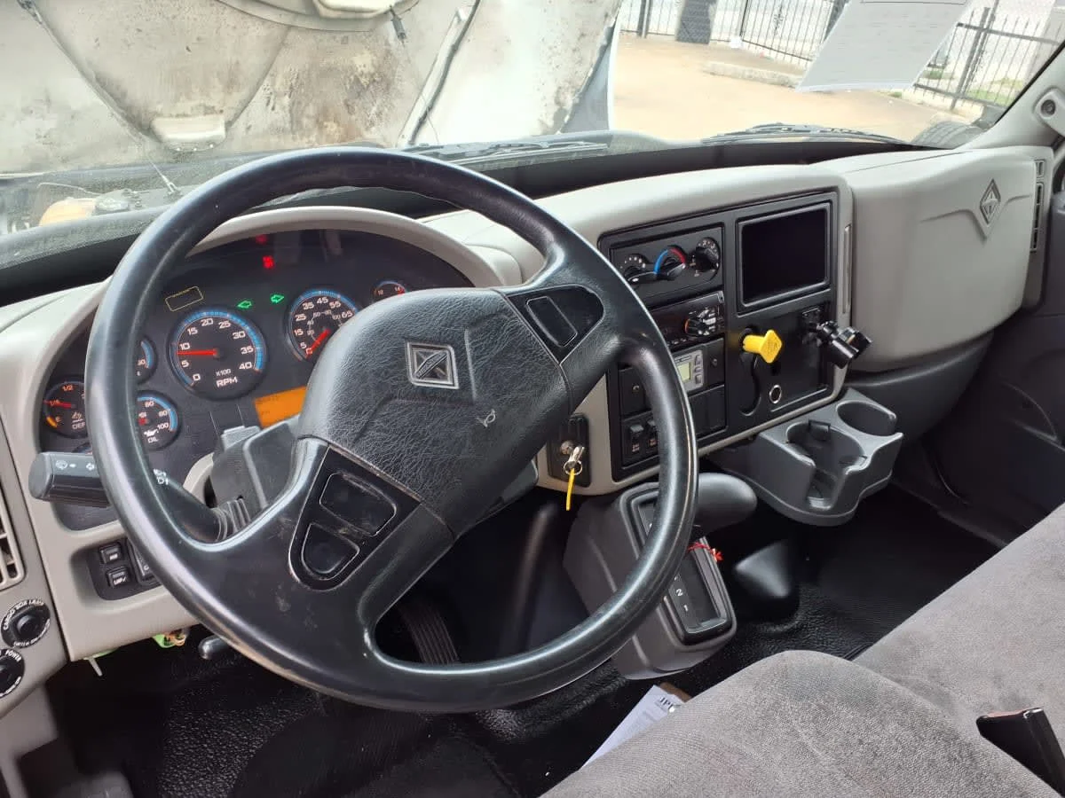2018 International 4300 - image 7