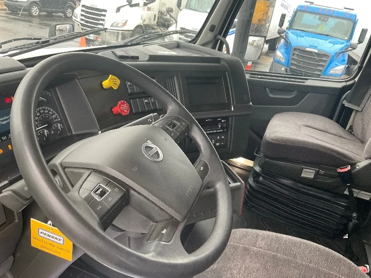 2023 Volvo VNL 760 - image 10