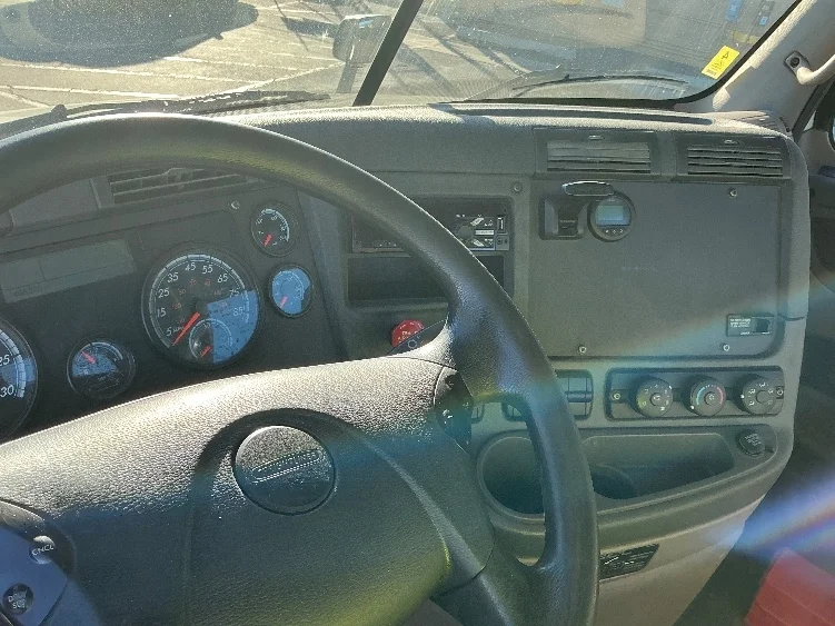 2019 Freightliner Cascadia - image 10