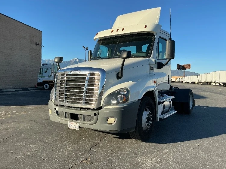 2019 Freightliner Cascadia - image 3