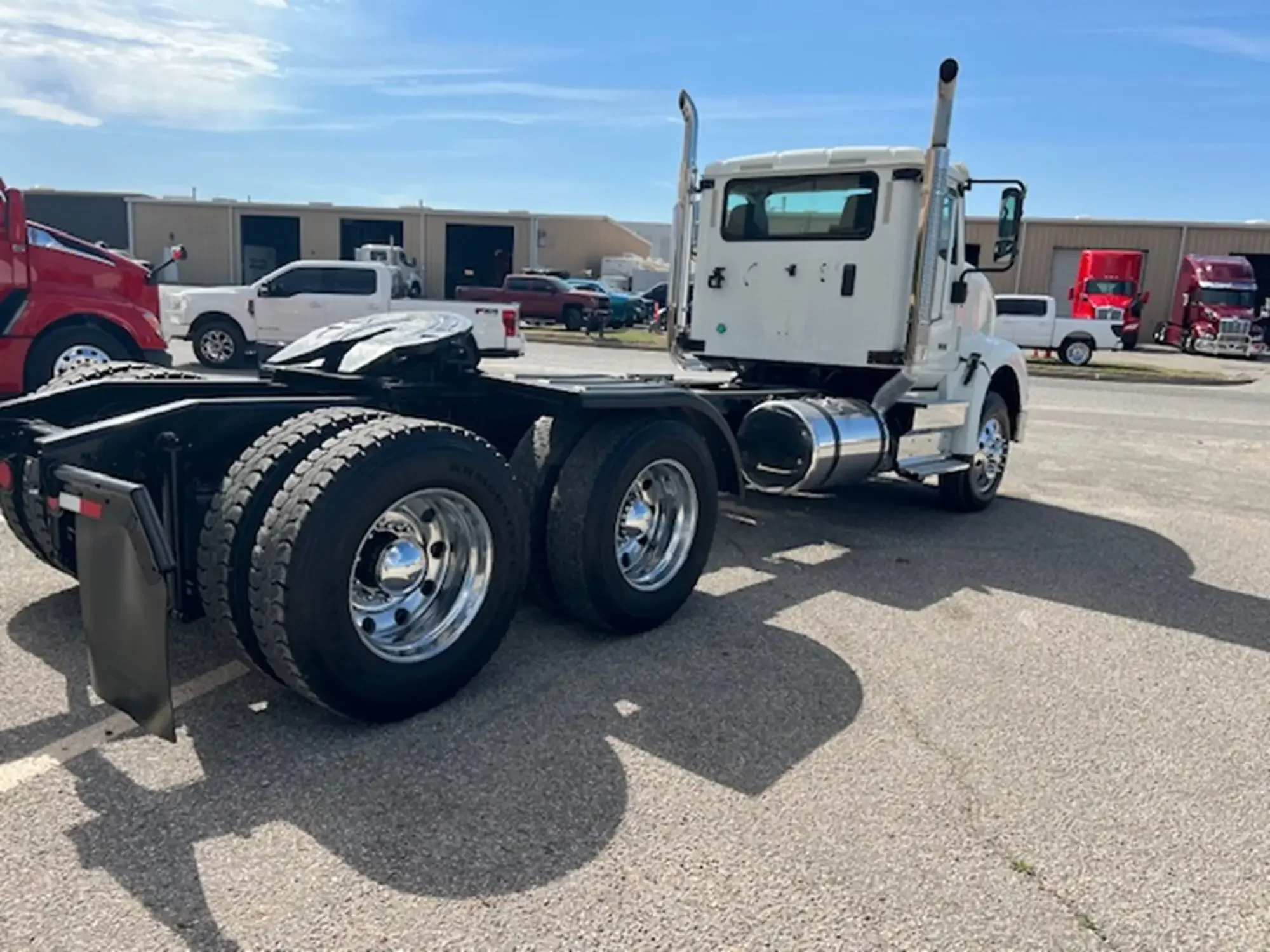 2020 International HX - image 3